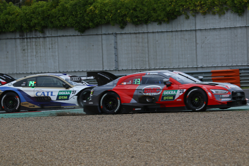 29周にわたりバトルをする#28ロイック・デュバル（Audi Sport Team Phoenix）と#27ジョナサン・アバデイン（BMW Team RMR）