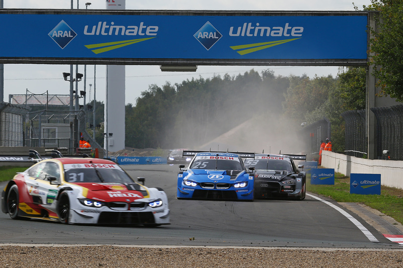 #25フィリップ・エング（BMW Team RBM）と#53ジャミー・グリーン（Audi Sport Team Rosberg）のバトル。この後29周目にジャミー・グリーンはリタイア