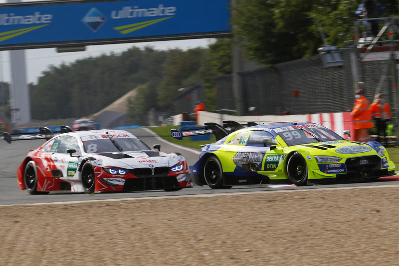 #8 ロバート・クビサをパスする#99マイク・ロッケンフェラー