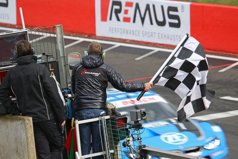 レース1のチェッカーフラッグ