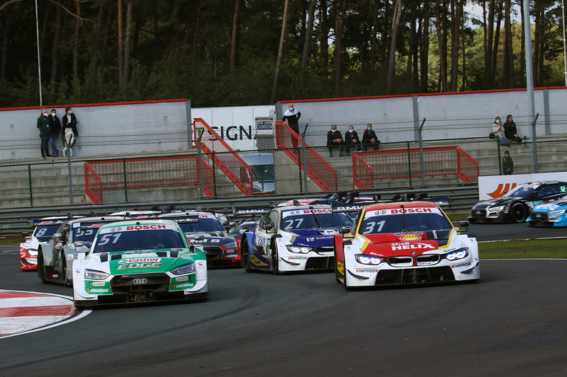 セーフティーカーが抜け再スタートの体制に入る各車