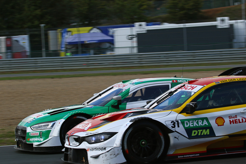 セーフティーカーが抜け再スタートの体制に入る各車