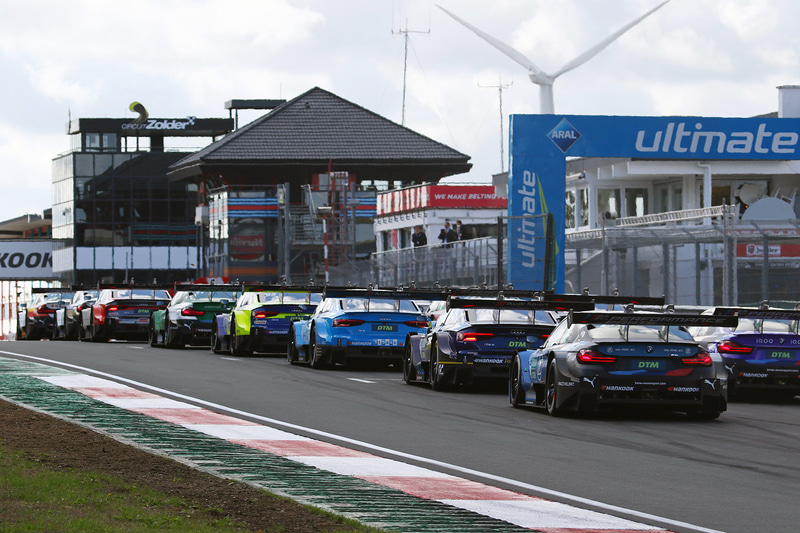 セーフティーカーが抜け再スタートの体制に入る各車