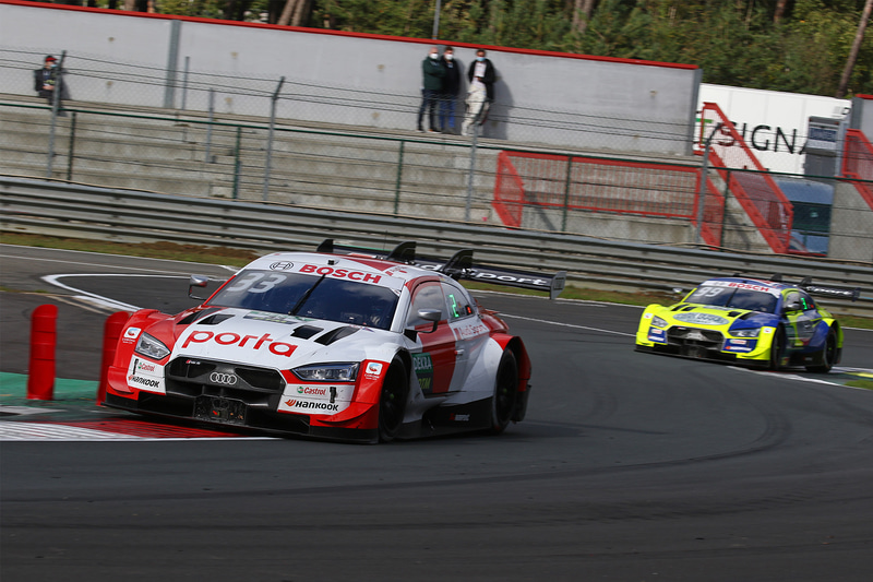 22周目から25周にかけて、2位を走行する#33レネ・ラストと3位を走行する#99マイク・ロッケンフェラー