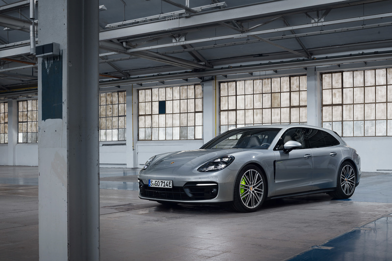 パナメーラ 4 E-ハイブリッド スポーツツーリスモ