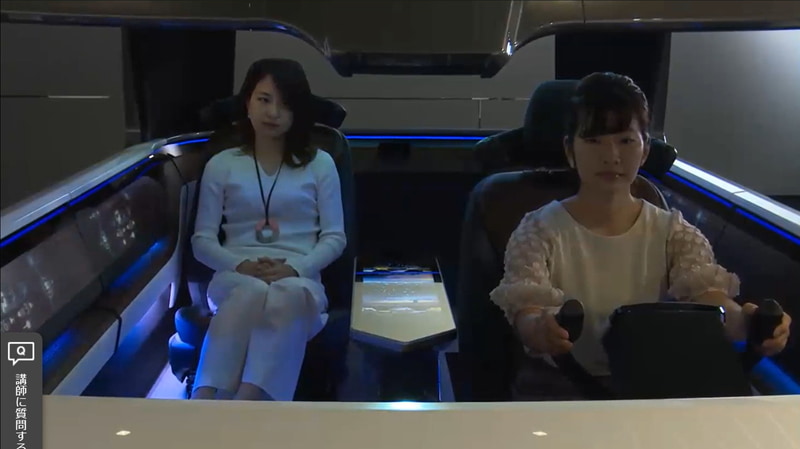 大型ディスプレイには、カーナビはもちろん、搭乗者の姿も映し出し、振り返ることなく会話を楽しむことを可能としている