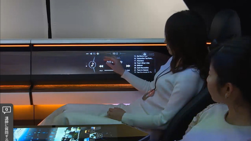 車体には全部で11個のディスプレイを搭載