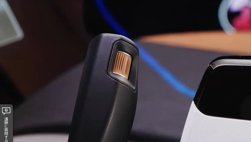 ウィンカーを作動させるのは、ステアリングに内蔵されたロータリースイッチ。移動したい車線に他の走行車両がいる場合は、振動でドライバーに注意を促す機能を搭載する