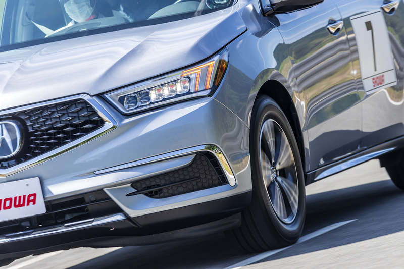 次世代ステアリングシステムの組み込まれたアキュラ「MDX」