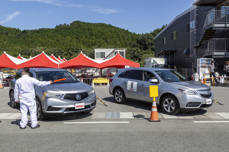 実験車両として「BRA-EPS」が組み込まれたアキュラ「MDX 17モデル」（左）。右は通常タイプのEPSが組み込まれている「MDX 14モデル」