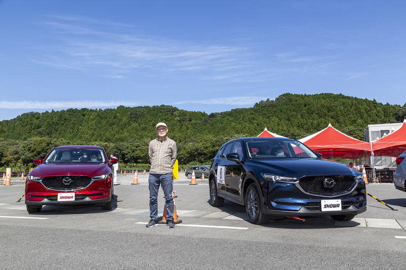 第2世代「DPA-EPS」の組み込まれたCX-5（左）。右は市販のCX-5で、ショーワのステアリングシステムが組み込まれている