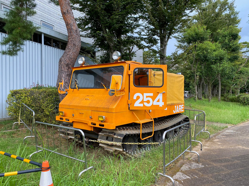 もうひとつ、はたらくクルマが好きな人にはたまらない展示が、屋外ひろばにひっそりとありました。なんとこれは、南極で1988年から約23年にわたって活躍し、2011年に帰国したという、小型雪上車「SM25S」。南極の昭和基地での沿岸地域の調査・観測は、海氷上での活動になるため、脆弱な海氷に適した走行性能が求められたり、雪上車として初めてオートマチック方式が採用されたことも特徴だそうです