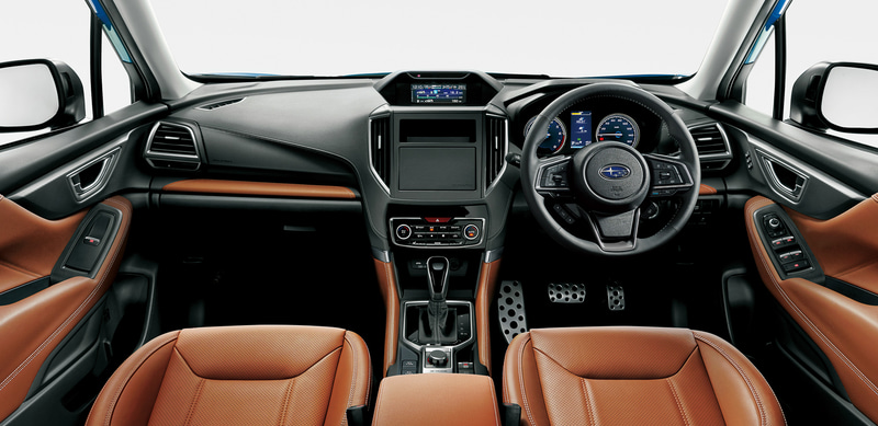 Advanceのみにオプション設定されるブラウンのシルバーステッチ入り本革シート