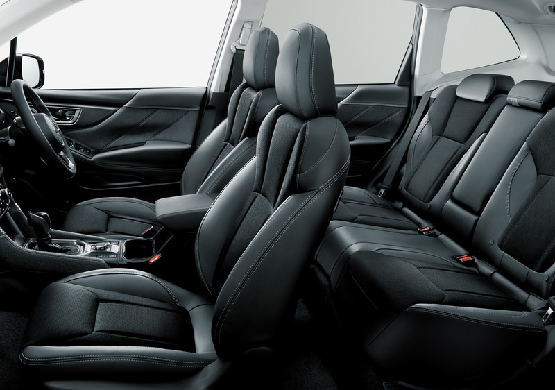 シート表皮はSPORT専用となるウルトラスエード/本革（シルバーステッチ）