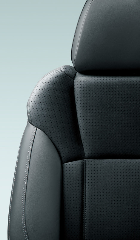 シート表皮はSPORT専用となるウルトラスエード/本革（シルバーステッチ）