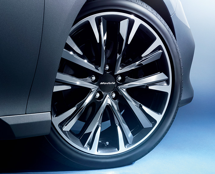 清松氏がお気に入りというアコード用のホイール「MS-043」。サイズは19×8.5Jで切削＆グリントブラック塗装、価格4万9500円/本。クロームメッキ仕上げの「アルミホイールガーニッシュ」（1万6500円/1本分セット）