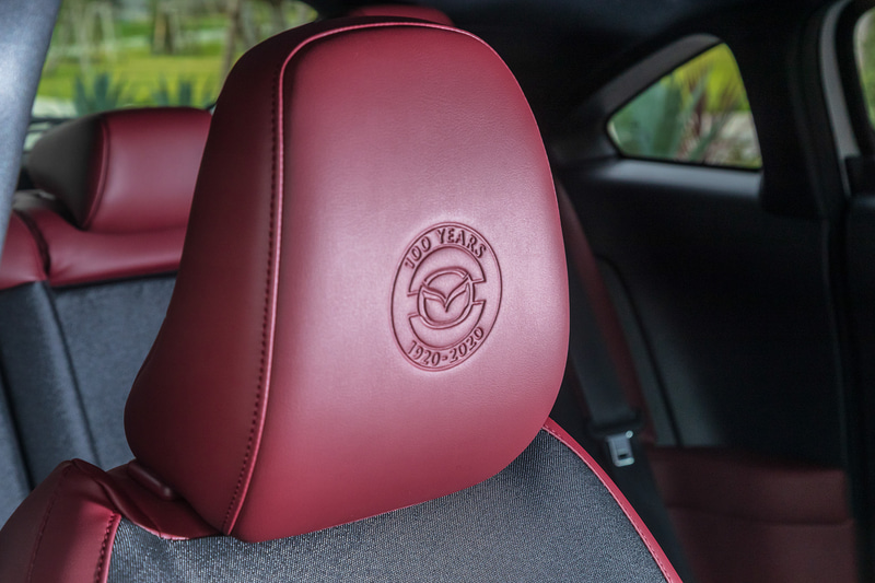 インテリアでは「開放感に包まれる」空間を最新の表現と技術で実現することを追求。100周年特別記念車ではフロントヘッドレスト、アドバンストキー、アドバンストキー化粧箱、レッドのフロアカーペット＆フロアマットにも創立100周年のスペシャルロゴが入る。リアシートのクッション性もなかなかで、乗り心地がソフトだったところがマル