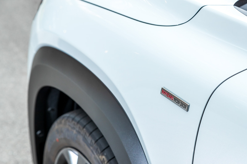 100周年特別記念車はホイールキャップ、オーナメントなどに創立100周年を記念するスペシャルロゴがあしらわれる