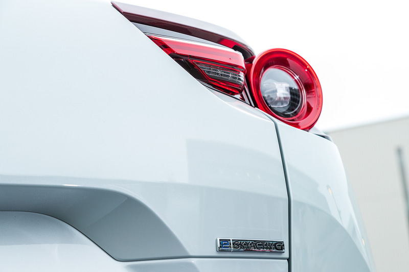 100周年特別記念車はホイールキャップ、オーナメントなどに創立100周年を記念するスペシャルロゴがあしらわれる