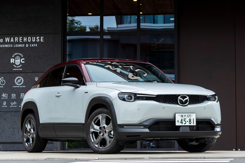 MX-30のボディサイズは4395×1795×1550mm（全長×全幅×全高）、ホイールベースは2655mmと、「CX-30」から10mm高い程度。100周年特別記念車では、ボディカラーに専用2トーンのセラミックメタリック/マローンルージュメタリックを採用