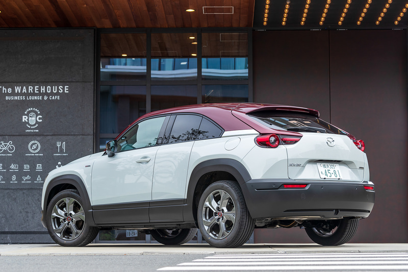 MX-30のボディサイズは4395×1795×1550mm（全長×全幅×全高）、ホイールベースは2655mmと、「CX-30」から10mm高い程度。100周年特別記念車では、ボディカラーに専用2トーンのセラミックメタリック/マローンルージュメタリックを採用