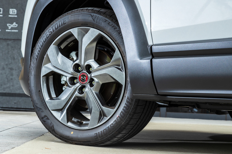 100周年特別記念車はホイールキャップ、オーナメントなどに創立100周年を記念するスペシャルロゴがあしらわれる