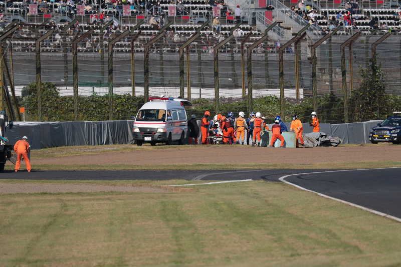 23号車 MOTUL AUTECH GT-Rはダンロップコーナーでコースアウト。赤旗中断に