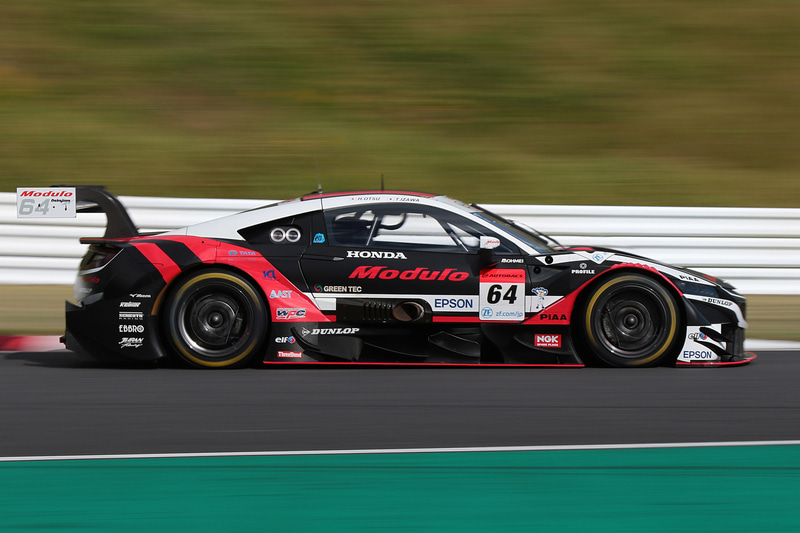 予選2位は64号車 Modulo NSX-GT（伊沢拓也/大津弘樹組、DL）。ポールポジションの8号車とともにフロントローを占める