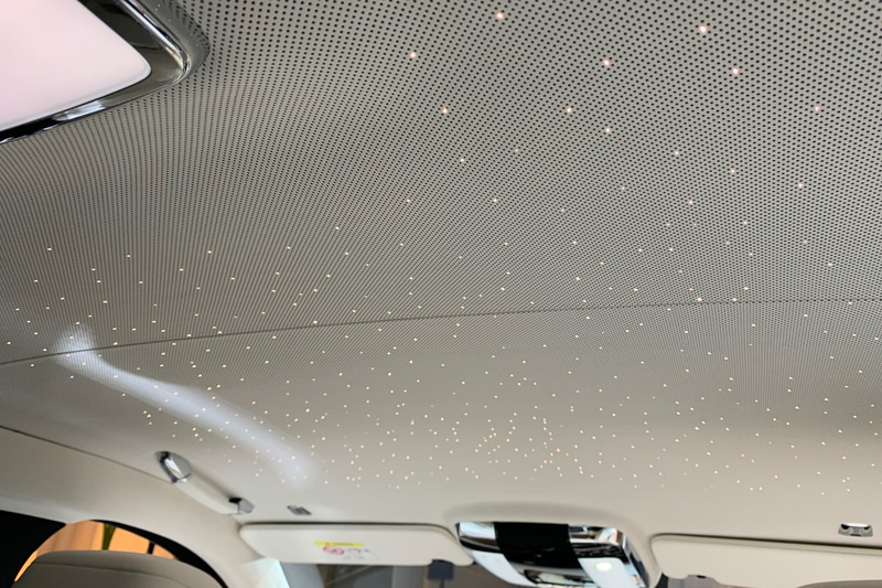 天井に浮かぶ星空。時に流れ星が見られるそうです