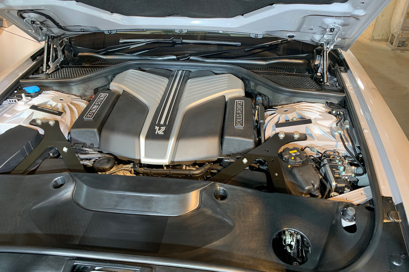 V12 6.75リッター、571PS/850Nmのロールスロイス製エンジン。4WD＋4WSで受け止める