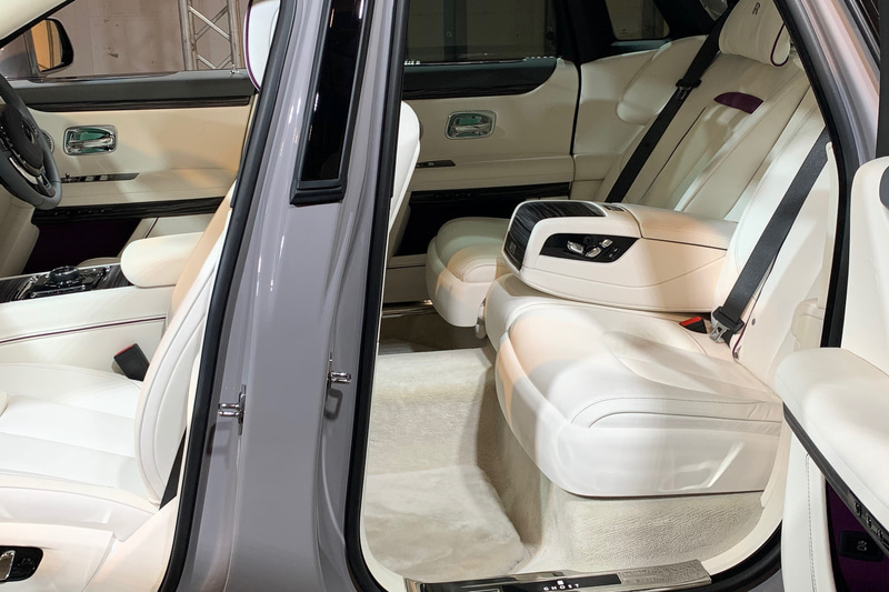 乗せてほしいリアシート。観音開きになっている