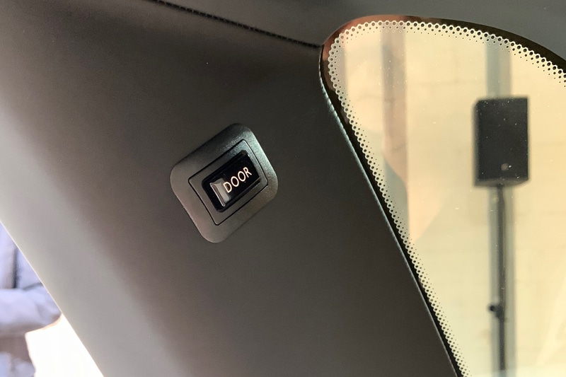 開いた後席の観音開きドアを閉めるためにCピラー付いたクローズドボタンを押します。しずしずと閉まります