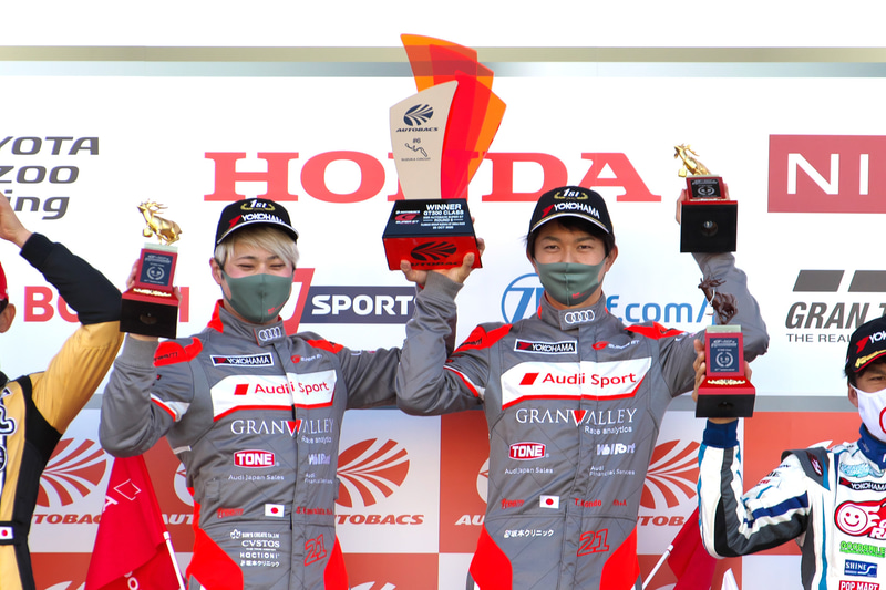 優勝した21号車 Hitotsuyama Audi R8 LMS（川端伸太朗/近藤翼組、YH）。左が川端伸太朗選手、右が近藤翼選手