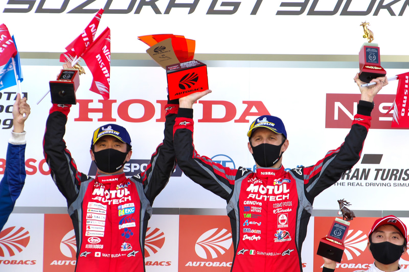 優勝した23号車 MOTUL AUTECH GT-R（松田次生/ロニー・クインタレッリ組、MI）。左が松田次生選手、右がロニー・クインタレッリ選手