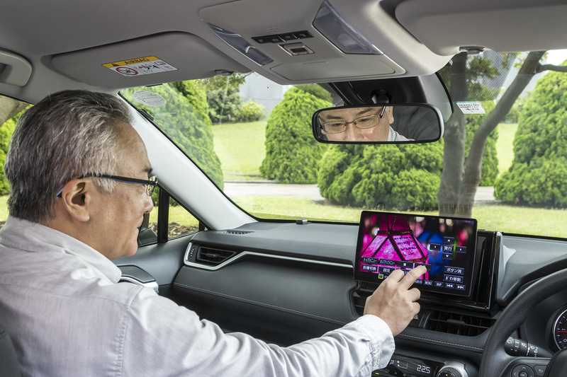 AV一体型市販カーナビに初採用された有機ELディスプレイをAVライター鳥居一豊氏の「目」でチェックしてもらった