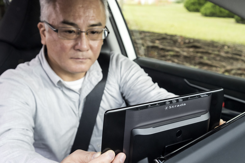 過去に試作モデルなどが発表されたことはあるが、商品として実際に発売されたことはなかった。開発者によれば、この薄さでありながら液晶のディスプレイ部よりも強度は高くなっているそうだ