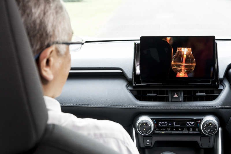 単純に画面が明るいだけでなくコントラストが高いという点も重要で、これによって明暗がくっきりと出てよりはっきりと見えるのだ。つまり視認性が高いということ