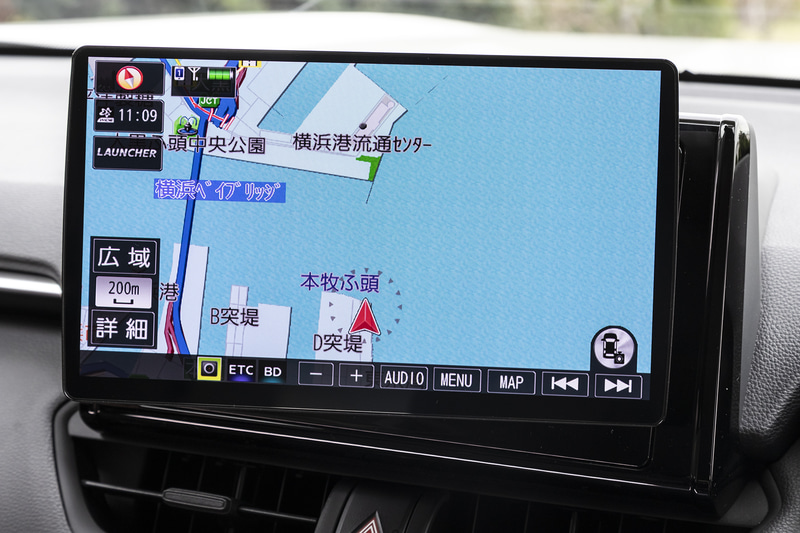 外光の映り込み対策がしっかり施されているが、加えて画面角度を調整することでより見やすい状態にできる。写真左から左向き、正面、右向き