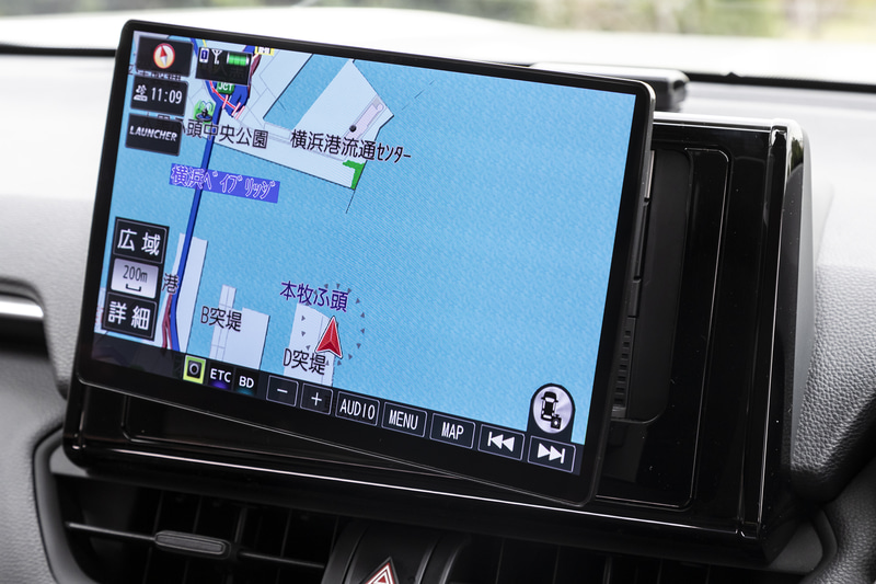 外光の映り込み対策がしっかり施されているが、加えて画面角度を調整することでより見やすい状態にできる。写真左から左向き、正面、右向き