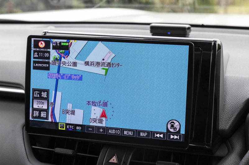 高さ調整も可能。写真左はもっとも上げた状態、右はもっとも下げた状態