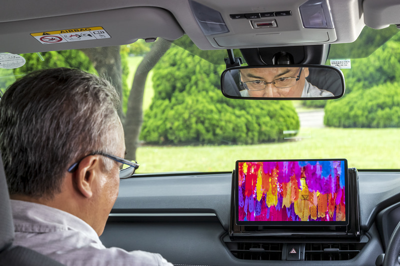 外が明るい状態でBlu-rayソフトを視聴してみた。明るい色がとても鮮やかに再現されている