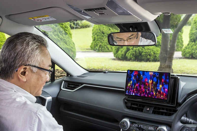 暗くなりかけの微妙な色の夜空の再現もよく、明かりが灯っていない提灯も一辺倒の黒ではなく、周辺の明るさを拾っている部分とそうでないものの差がしっかり分かる。映画やアニメーション、またはライブ映像では色の表現に非常にこだわったものが多いので、そういったソフトをよく見る方なら有機ELディスプレイの魅力をはっきり体験できるだろう