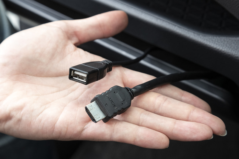 CN-F1X10BLD/CN-F1X10LDにはHDMI入力やUSB入力が備わっている（オプションケーブルが必要）