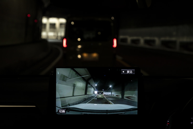 これはドライブレコーダー「CA-DR03HTD」（別売）で記録した映像をCN-F1X10BLDで再生したもの。明暗のきついところだが景色ははっきりと映っている