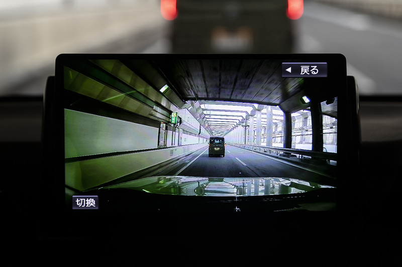 これはドライブレコーダー「CA-DR03HTD」（別売）で記録した映像をCN-F1X10BLDで再生したもの。明暗のきついところだが景色ははっきりと映っている