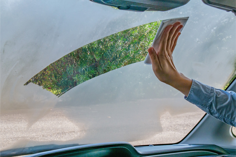 ガラスがくもった時に拭くだけで水滴を吸い取り、シートに含まれるくもり止め成分をガラス面に定着。丈夫なシートのため、くり返しの使用も可能