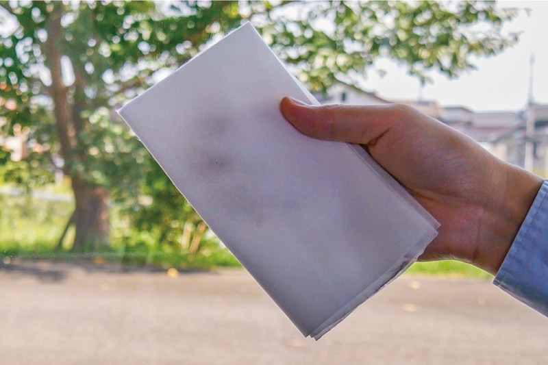 ガラスがくもった時に拭くだけで水滴を吸い取り、シートに含まれるくもり止め成分をガラス面に定着。丈夫なシートのため、くり返しの使用も可能