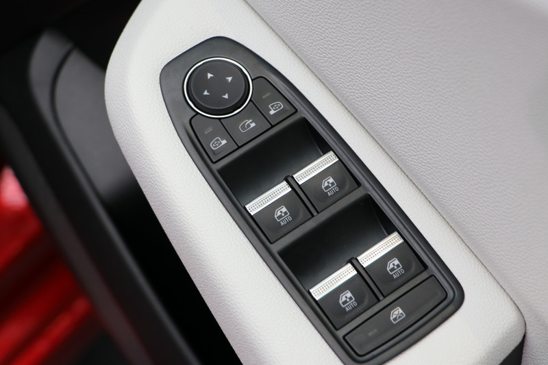 運転席ドアのスイッチ