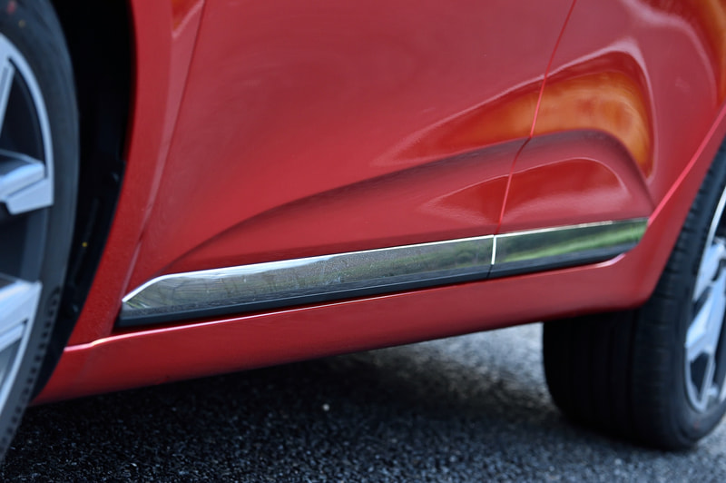 タイヤサイズは前後205/45R17（ゼンのみ195/55R16）。ブラックドアミラーはインテンス テックパックのみの設定。シャークアンテナはディーラーオプション設定。受注生産のゼンには、フロントフォグランプ、コーナリングランプ、プライバシーガラス（リアサイド・リアガラス）、窓枠のサイドウインドウモールクロームフィニッシャー、マフラー出口のクロームエキゾーストフィニッシャーは非装備となる