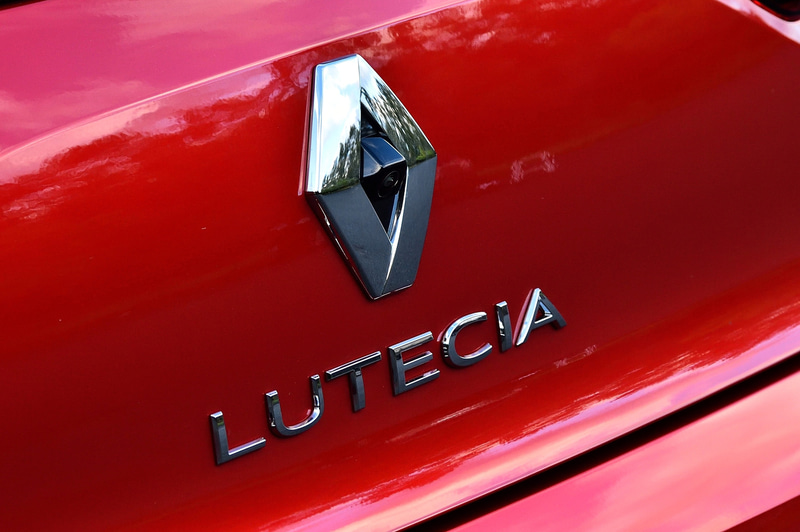 前後のエンブレムの中心部分と、左右のサイドミラーにカメラを内蔵